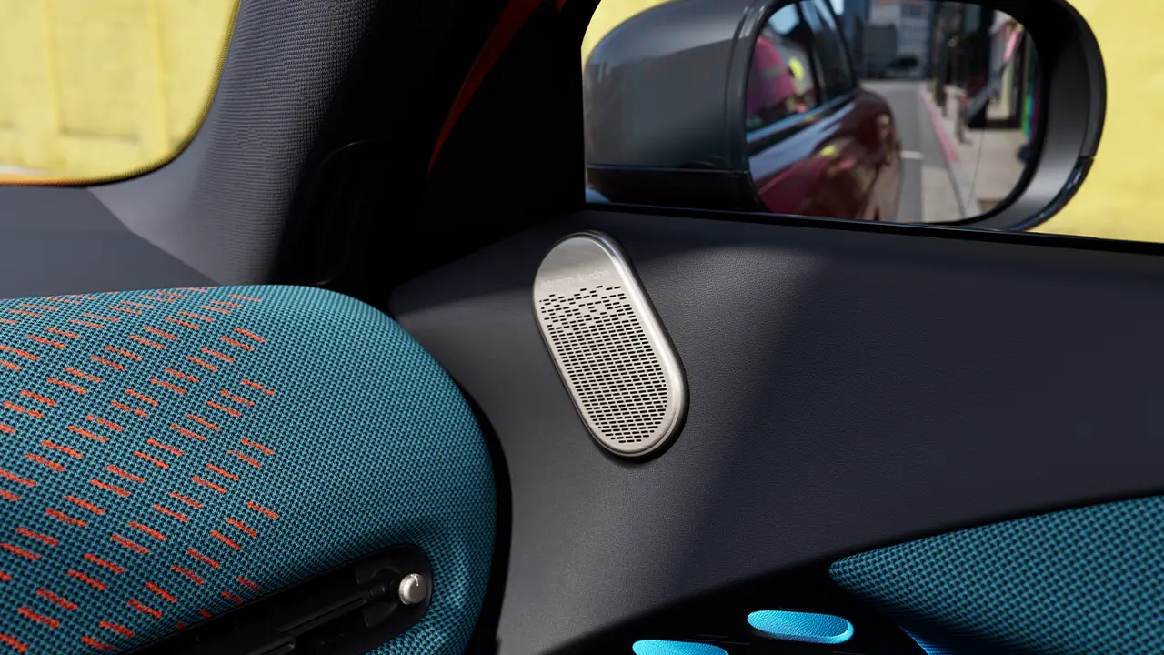 Detailaufnahme der Harman Kardon Lautsprecher im vollelektrischen MINI Aceman