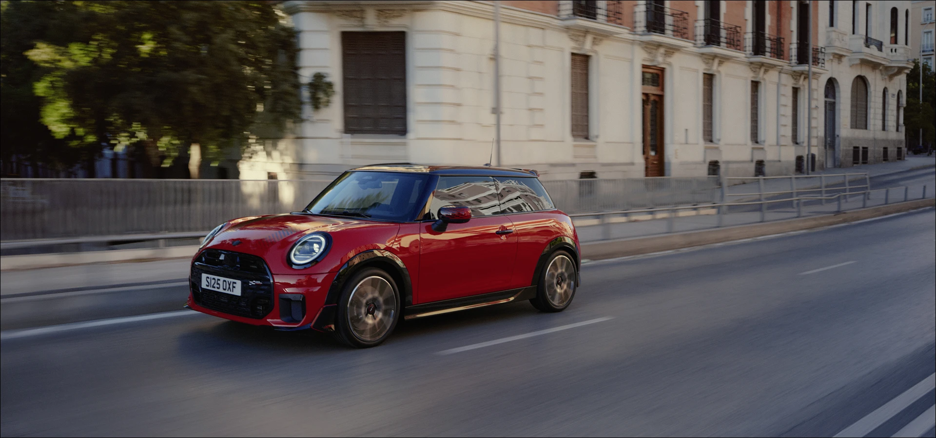 Seitliche Frontansicht des MINI Cooper in Ocean Wave Green mit weißem Dach.