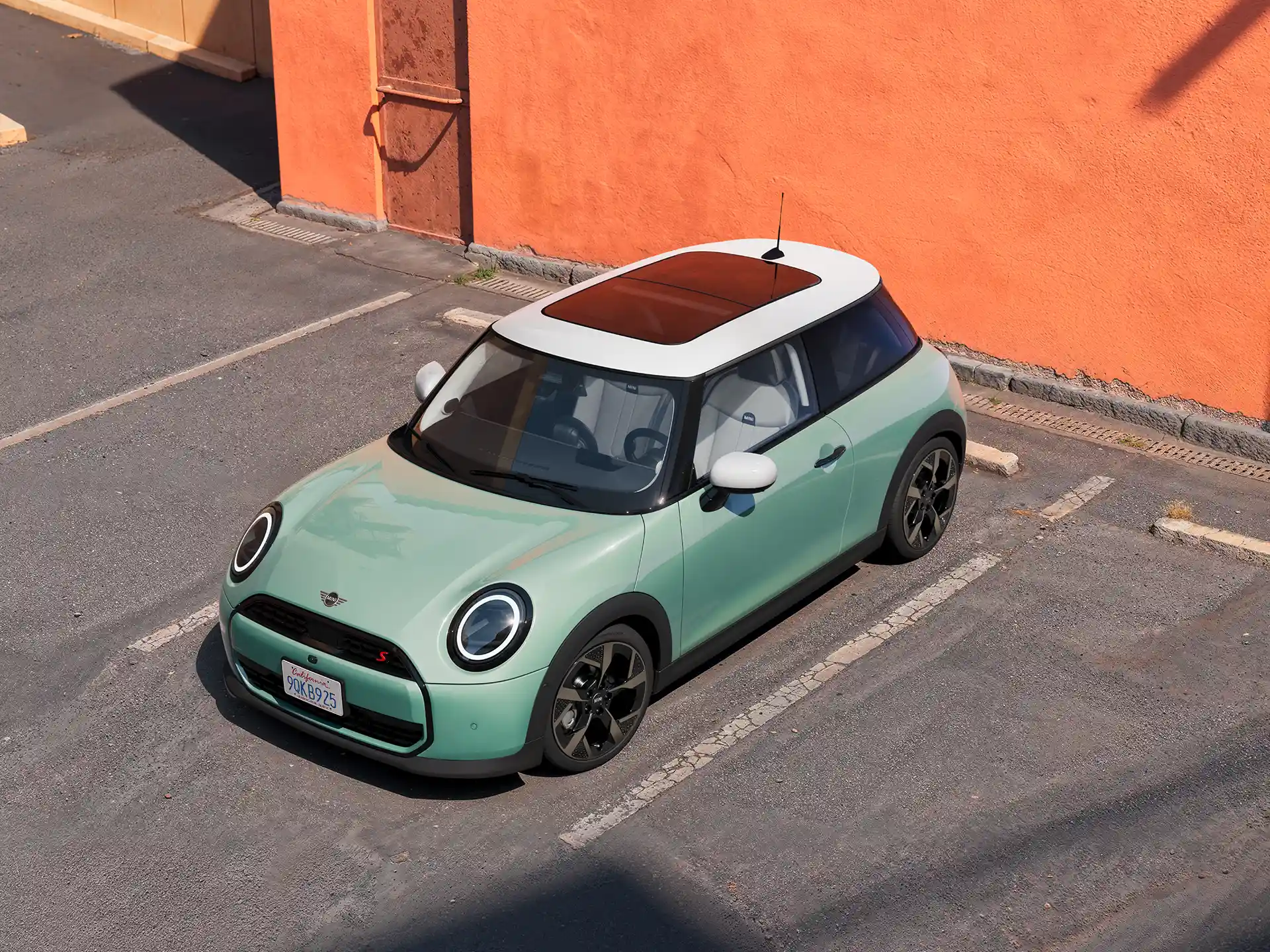 Video mit Detailaufnahmen von Exterieur und Interieur eines MINI Cooper Die Kamera schwenkt über das Armaturenbrett und hebt die Designelemente hervor