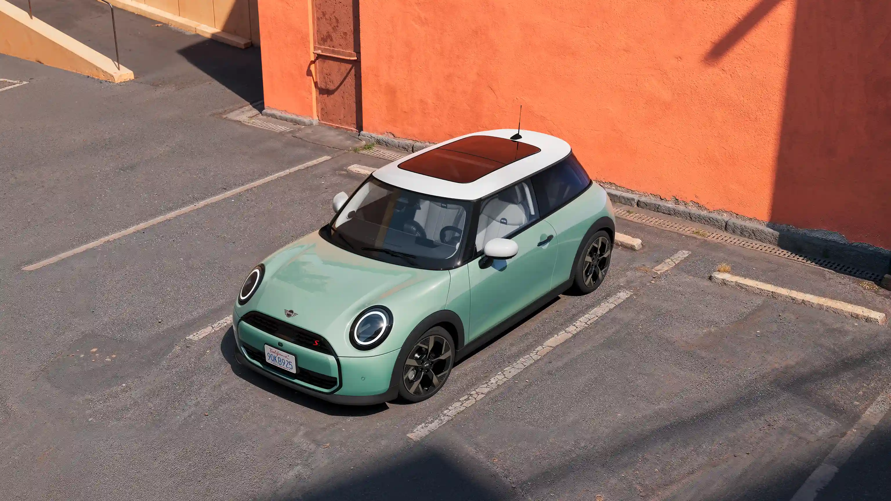 Video mit Detailaufnahmen von Exterieur und Interieur eines MINI Cooper Die Kamera schwenkt über das Armaturenbrett und hebt die Designelemente hervor