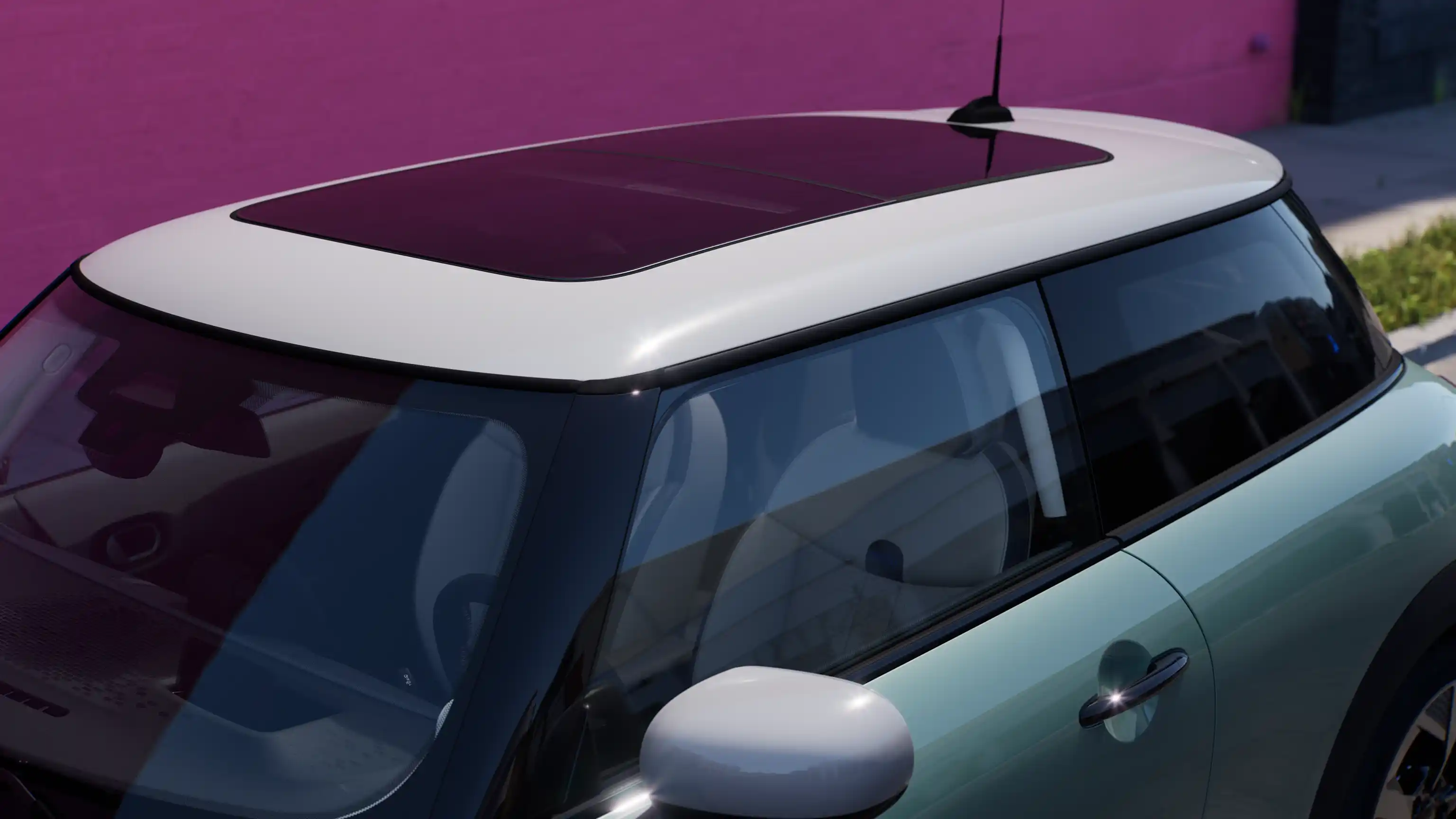 Draufsicht auf den MINI Cooper in Ocean Wave Green mit Dach in Kontrastfarbe und großem Glasdach