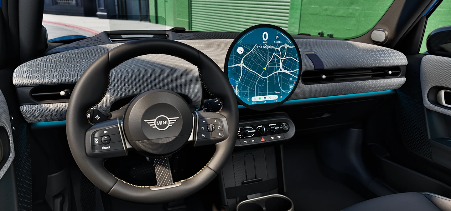 Innenansicht des MINI Cooper 5-Türer mit Fokus auf Lenkrad, Armaturenbrett und Interaction Unit.