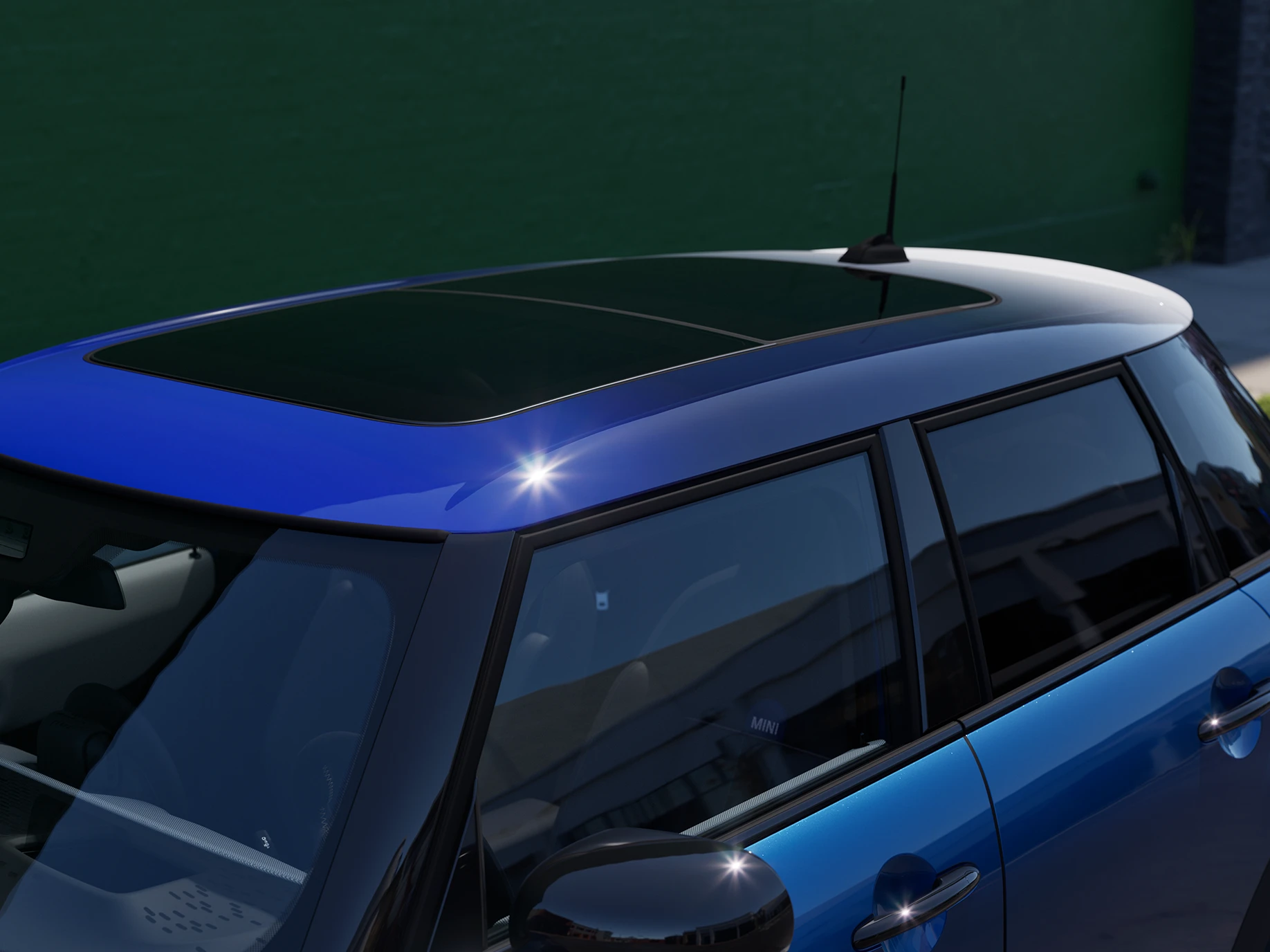 Nahaufnahme des MINI Cooper 5-Türers mit Fokus auf dem Dach in Multitone Blue.