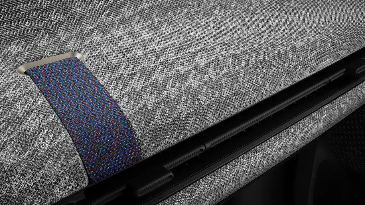 Ansicht des Armaturenbretts im vollelektrischen MINI Cooper in Grau und Weiß