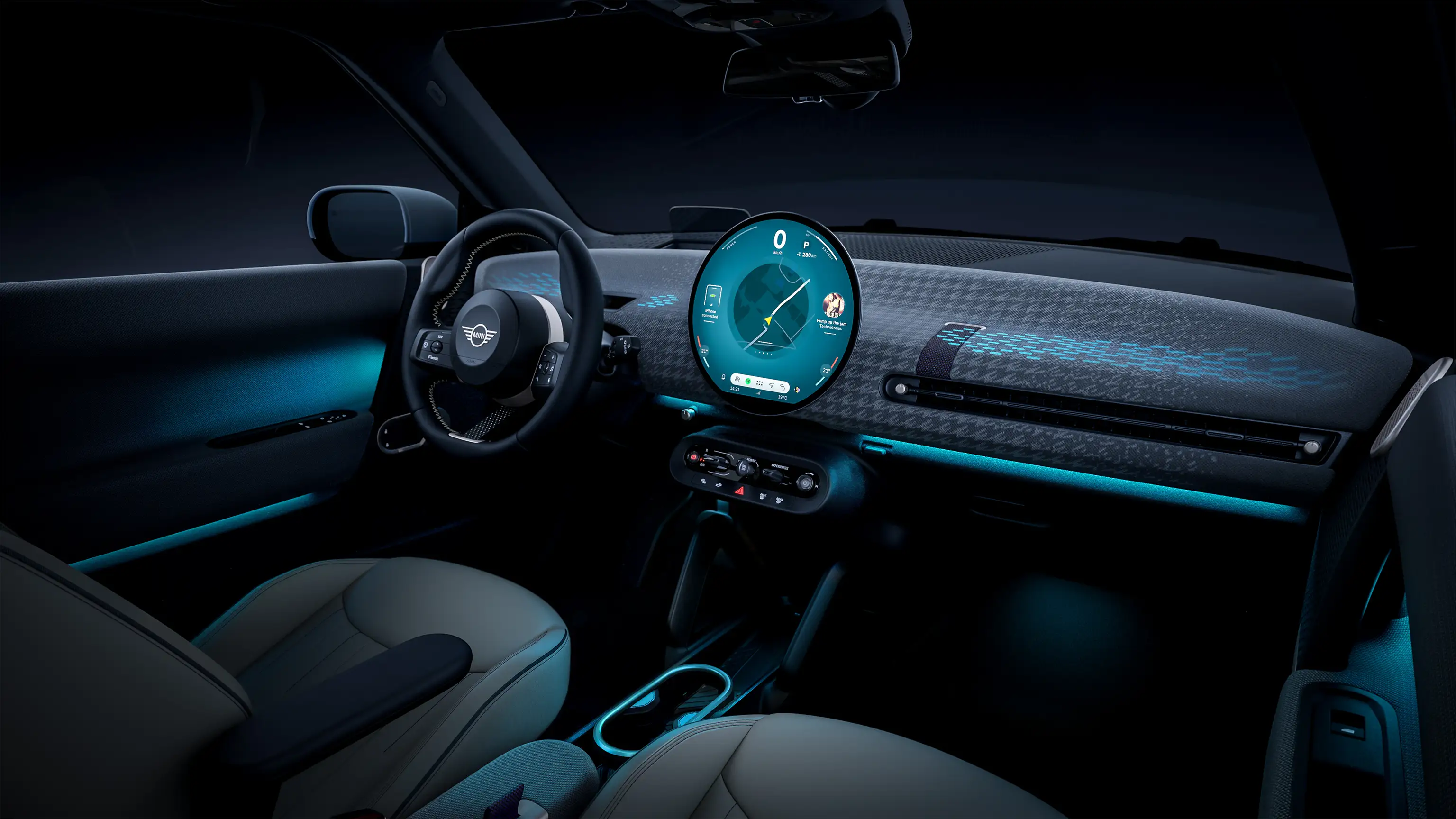 Panoramaaufnahme des beleuchteten Armaturenbretts im vollelektrischen MINI Cooper