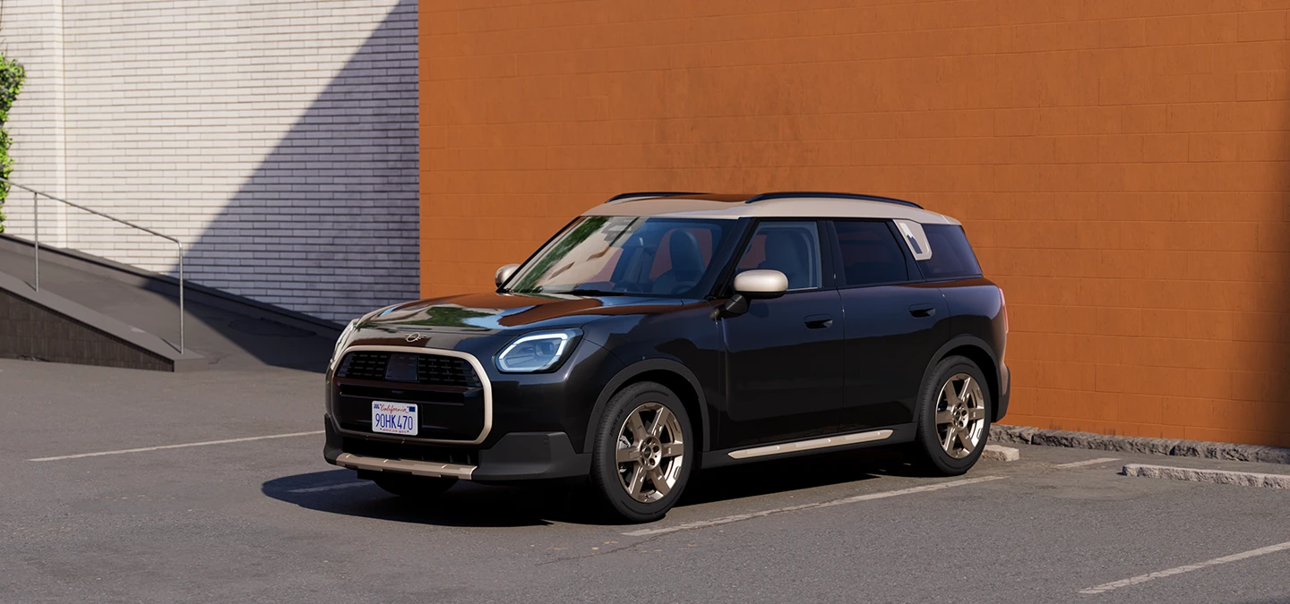 Frontansicht eines geparkten MINI Countryman in Midnight Black mit Dach in Vibrant Silver.