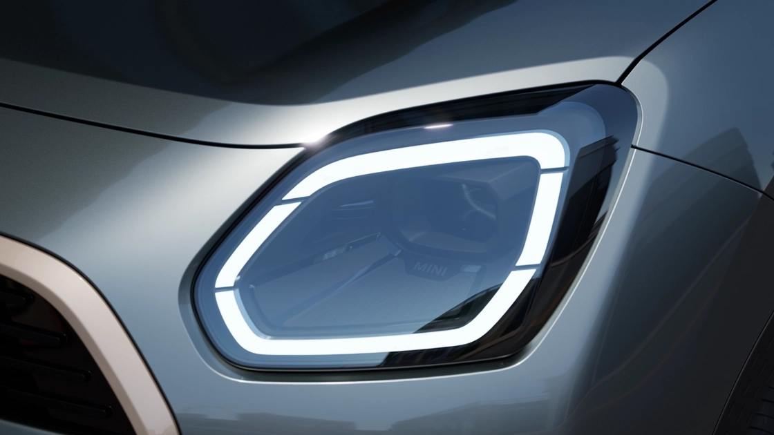 Detailansicht der Scheinwerfer des MINI Countryman mit aktiviertem weißem Licht