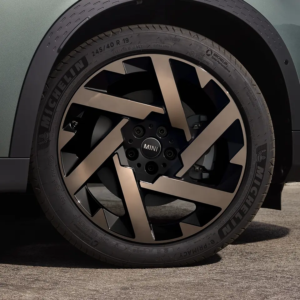 Seitenansicht der Kaleido Spoke Felge des MINI Countryman