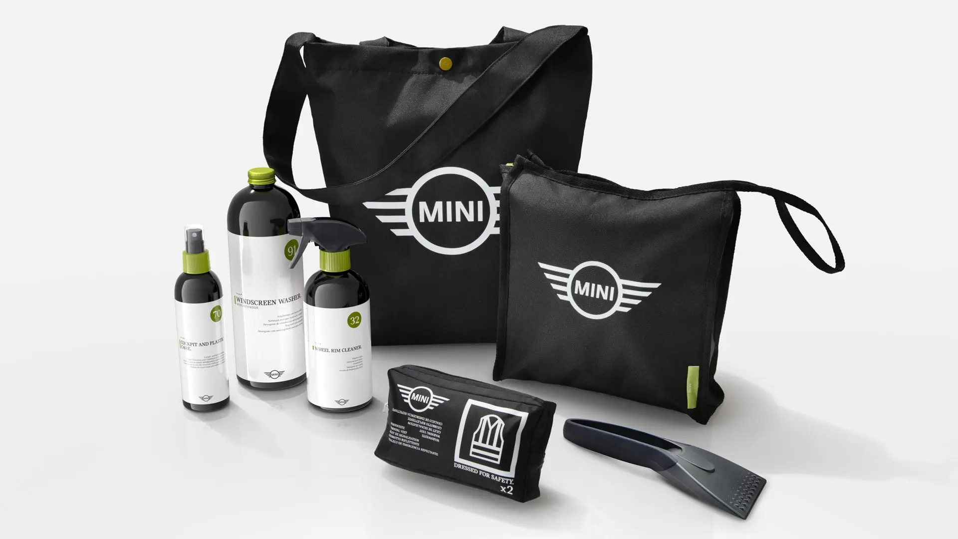 MINI Car Care Set mit MINI Felgenreiniger, MINI Scheibenreiniger, MINI Scheibenklar und Eiskratzer.