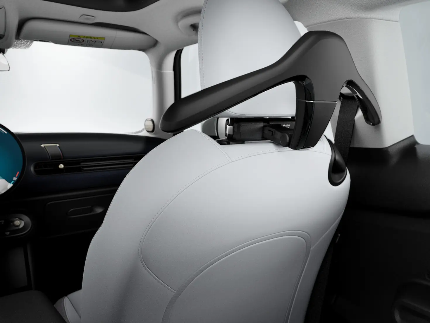 MINI Kleiderbügel im Fahrzeuginnenraum als Teil des MINI Travel and Comfort Systems.