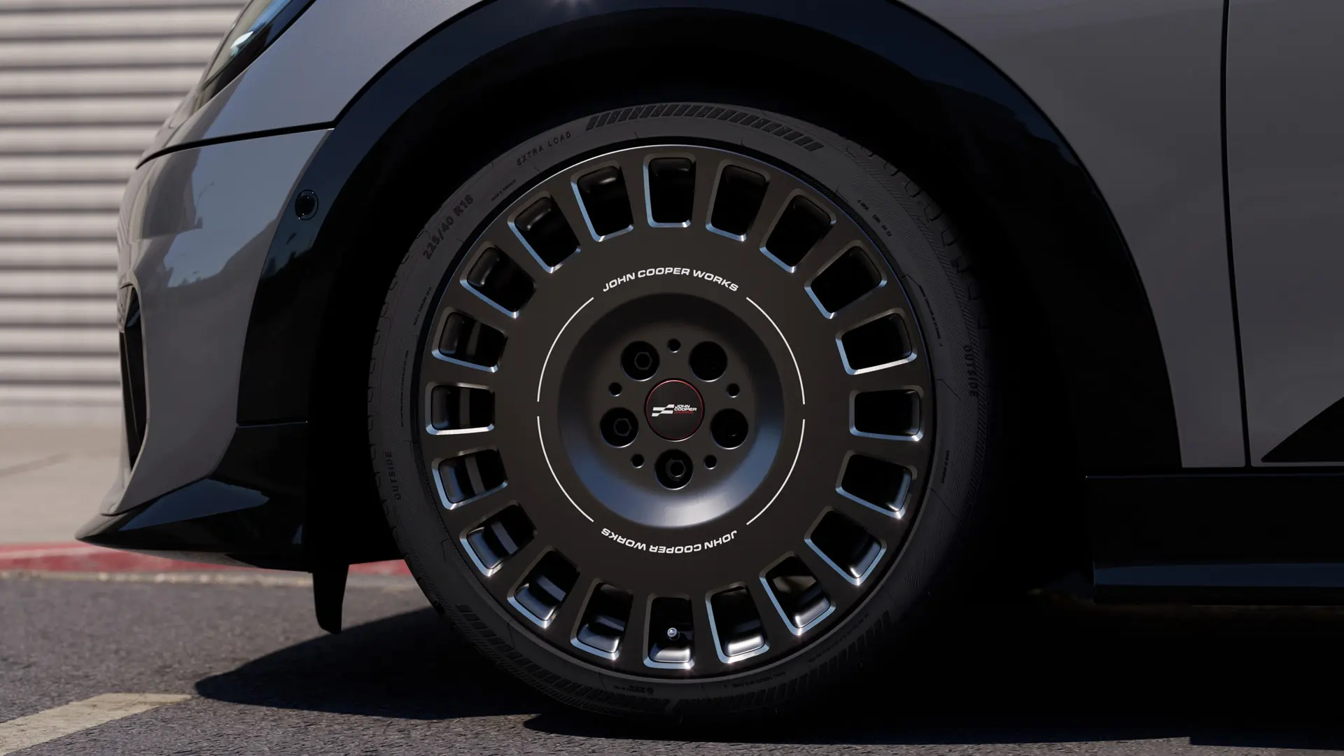 Nahaufnahme des diamantgefrästen Details auf dem MINI 18-Zoll-Leichtmetallrad JCW Rallye Spoke 964 in Frozen Midnight Grey. 