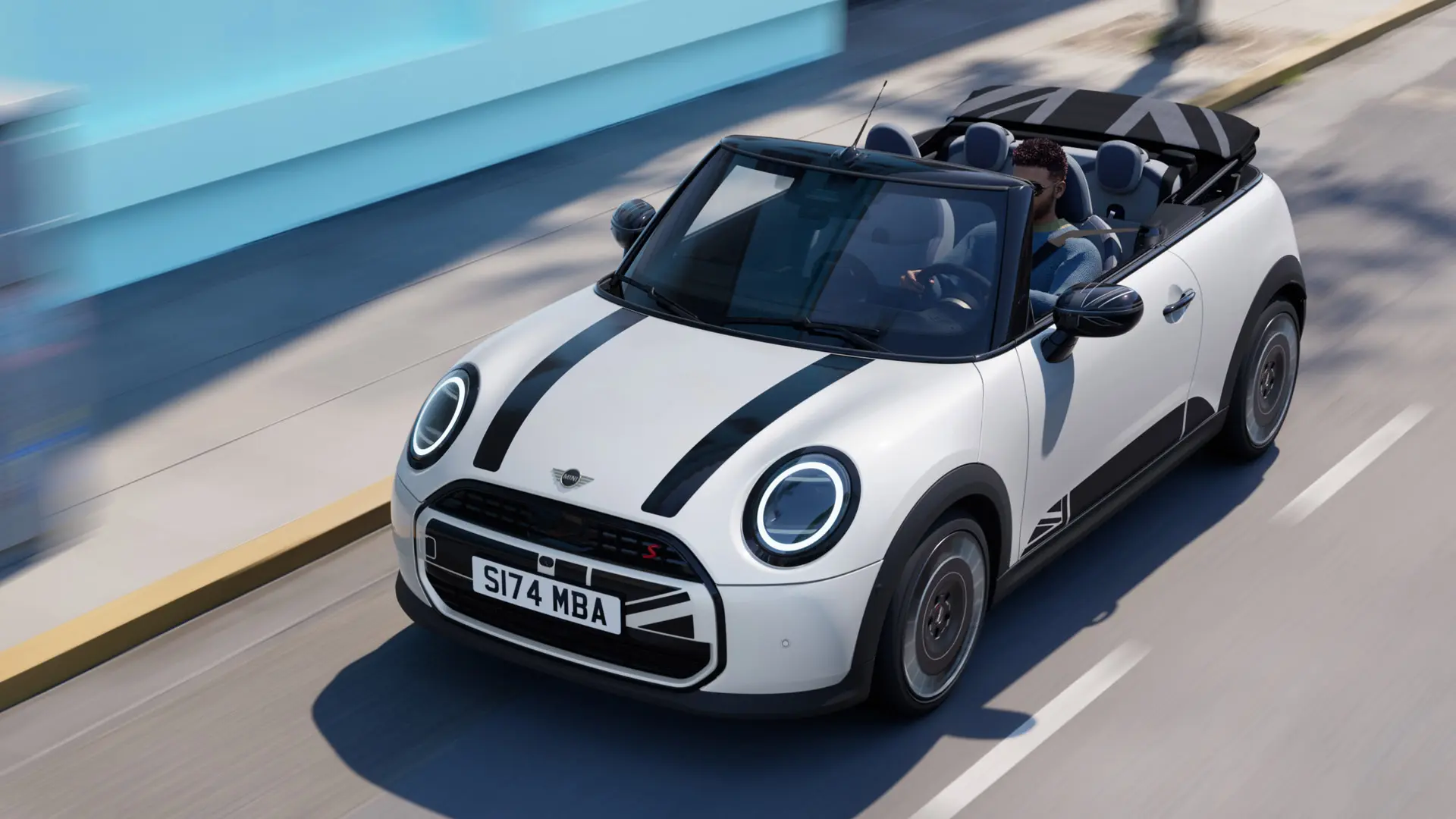 Draufsicht eines MINI Cabrio in Nanuq White mit MINI Motorhauben-Folierung Heritage in Schwarz. 