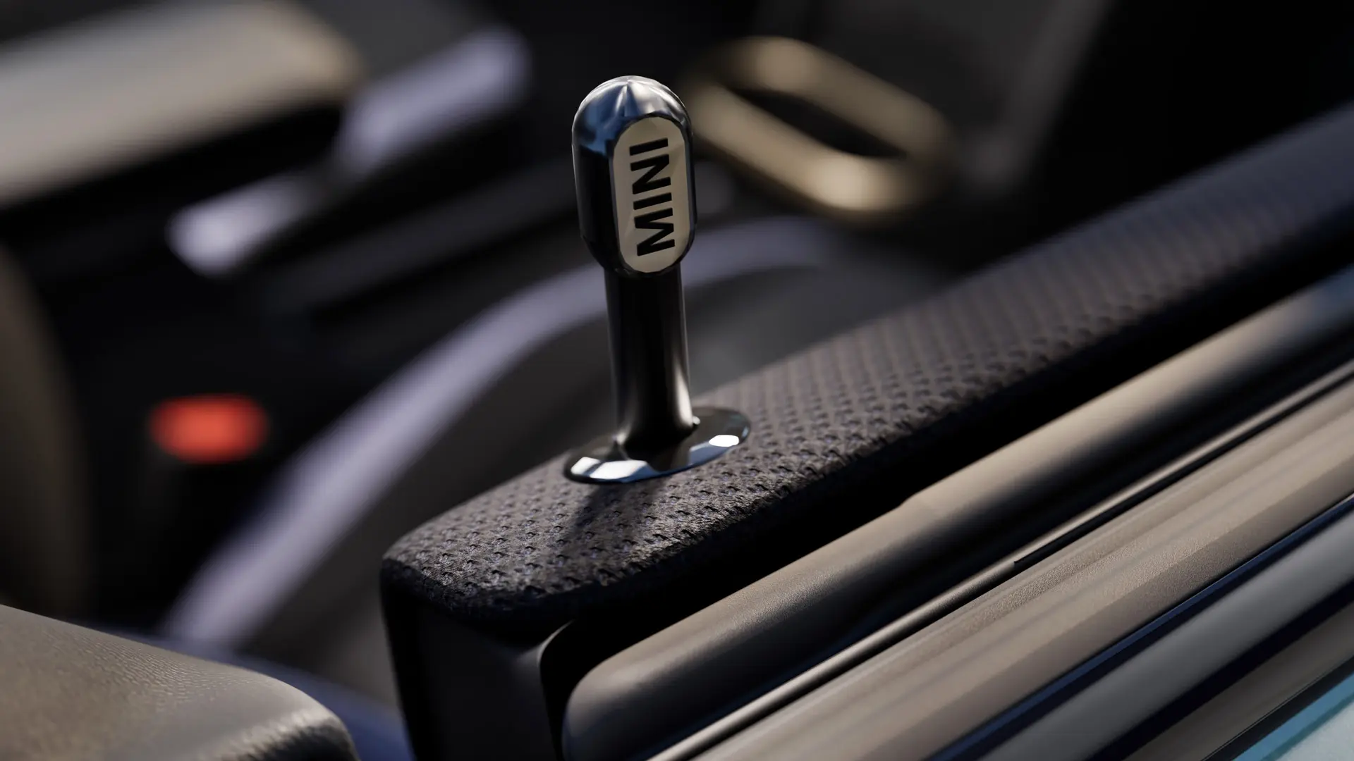 Nahaufnahme des Original MINI Türpins aus schwarz eloxiertem Aluminium.