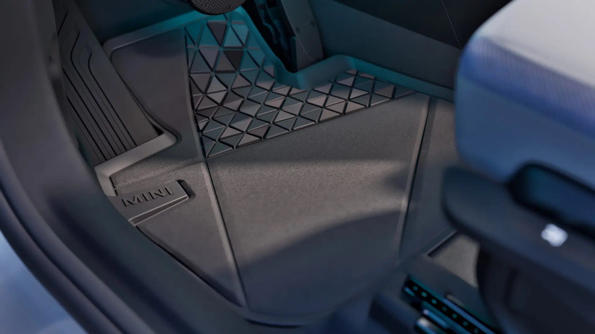 Passgenaue robuste schwarze MINI Allwetter-Fußmatte mit MINI Logo.