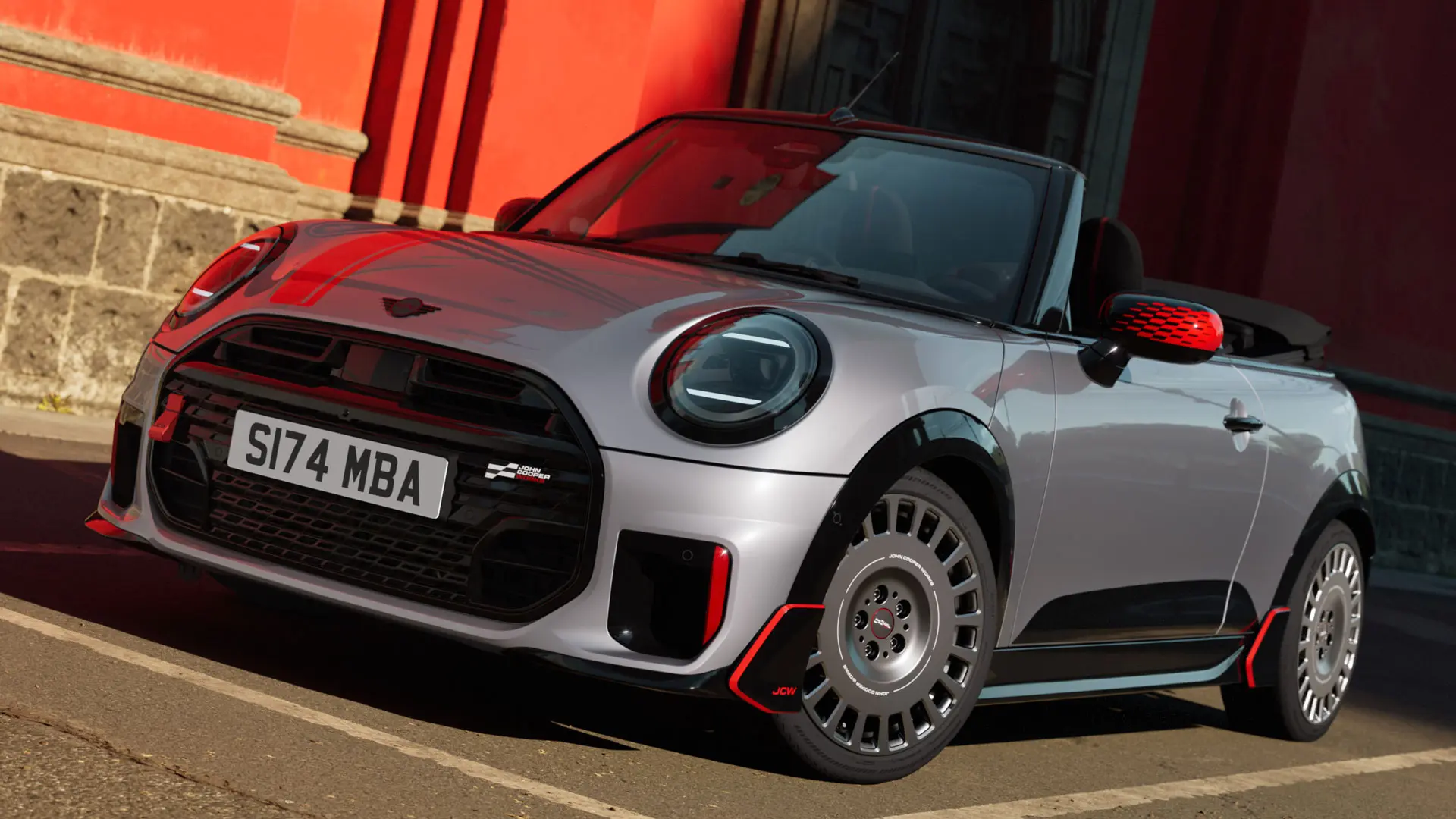 MINI Cabrio in Silver mit Styling-Zubehör im sportlichen JCW Design, wie MINI JCW Spiegelkappen, Sportstreifen und Winglet.