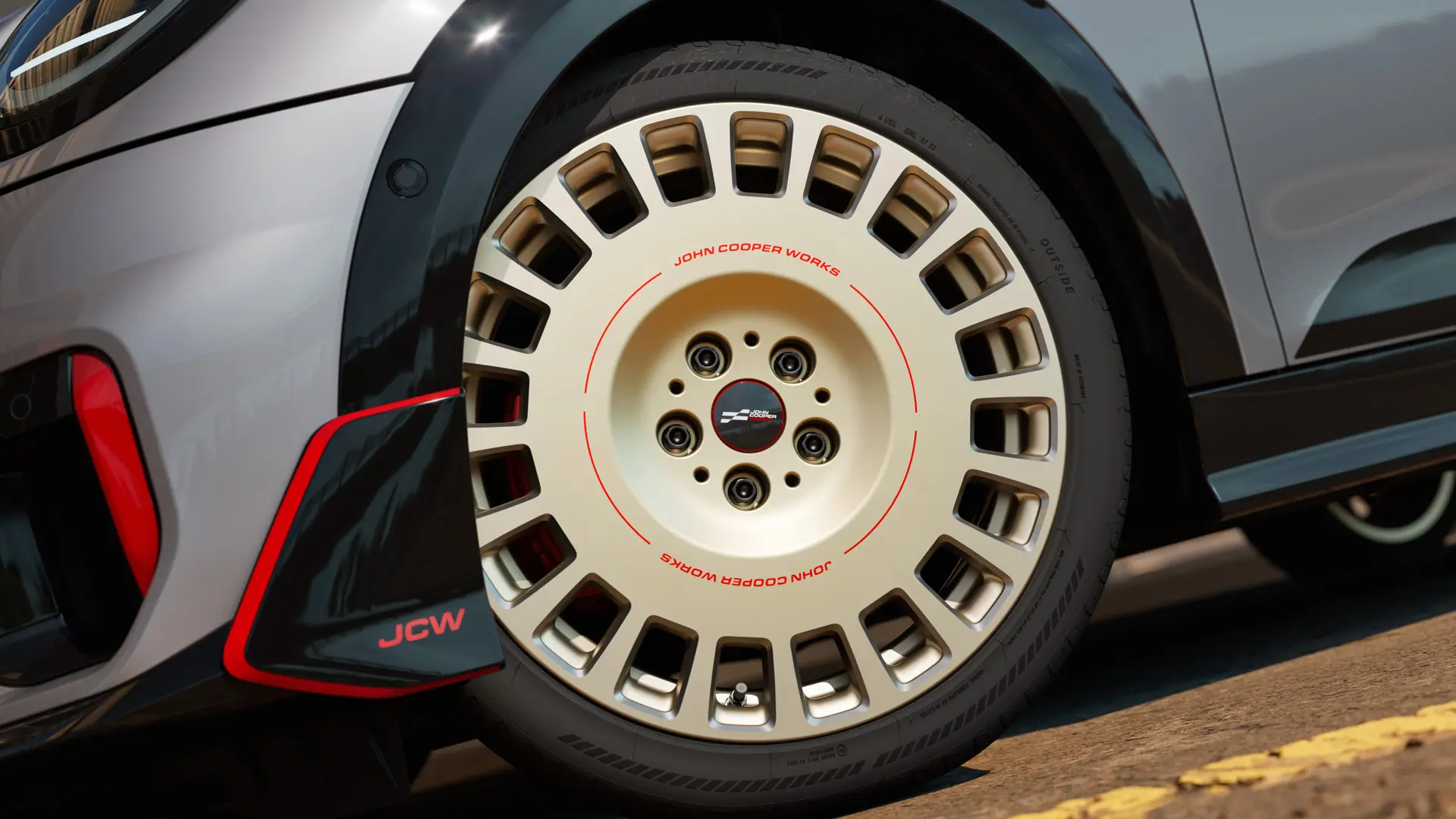 Nahaufnahme der Details auf einem 18-Zoll-Rad JCW Rallye Spoke 964 in Bicolor Vibrant Silver mit glanzgefrästem Front-Winglet.