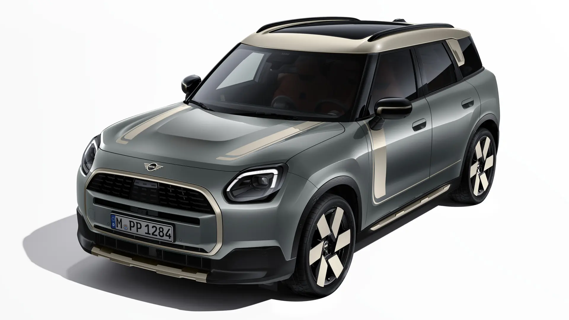 MINI Countryman Electric in Smokey Green mit MINI Favoured Folien in Vibrant Silver, Dreiviertelansicht.
