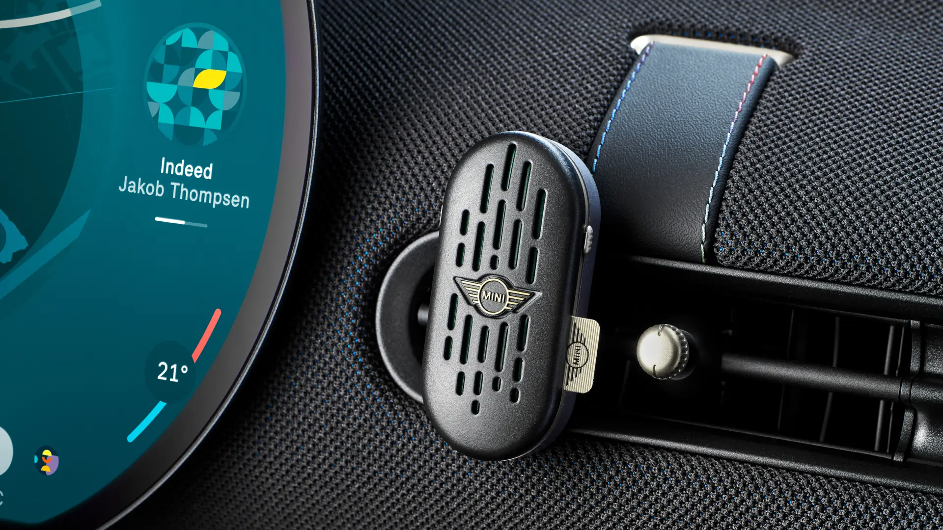 MINI Aceman Innenraum mit kreisförmigem OLED-Infotainment-Touchscreen und MINI Natural Air Kit im Armaturenbrett