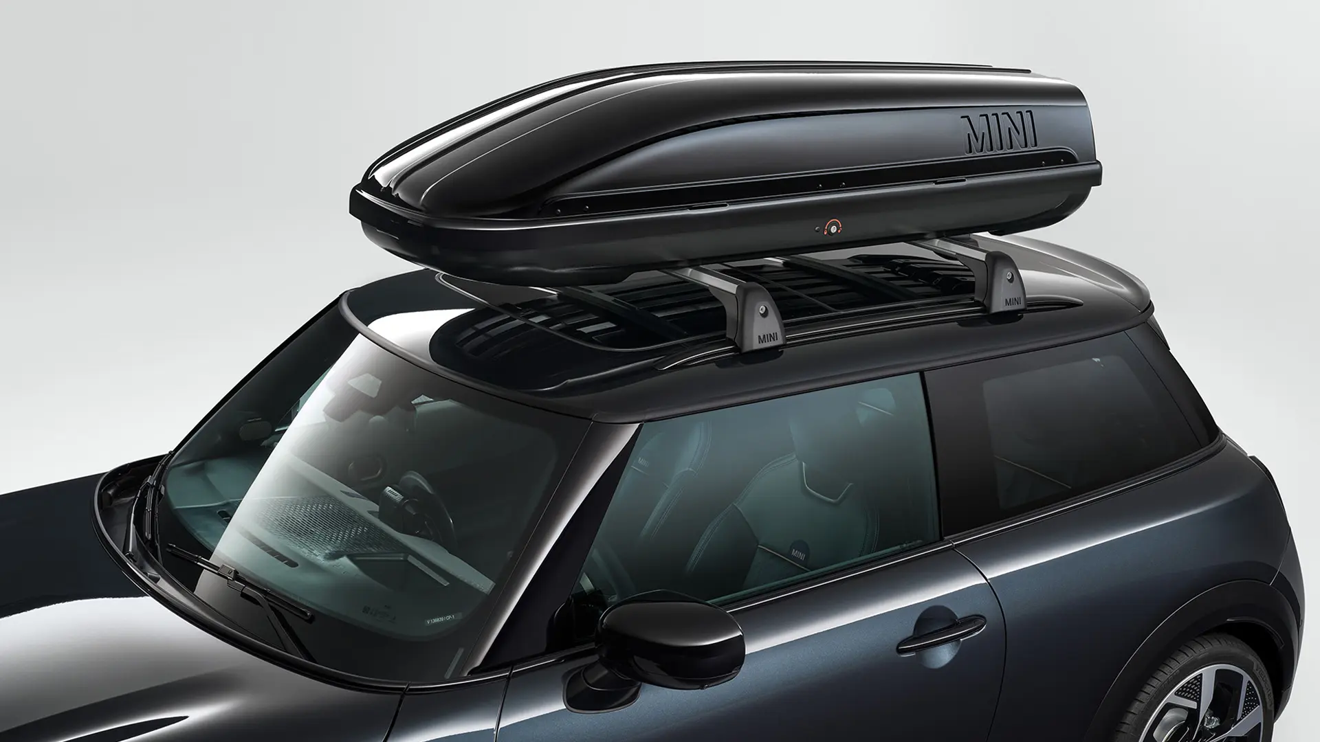 MINI Cooper 3-Türer in schwarz mit schwarzer MINI Dachbox. 