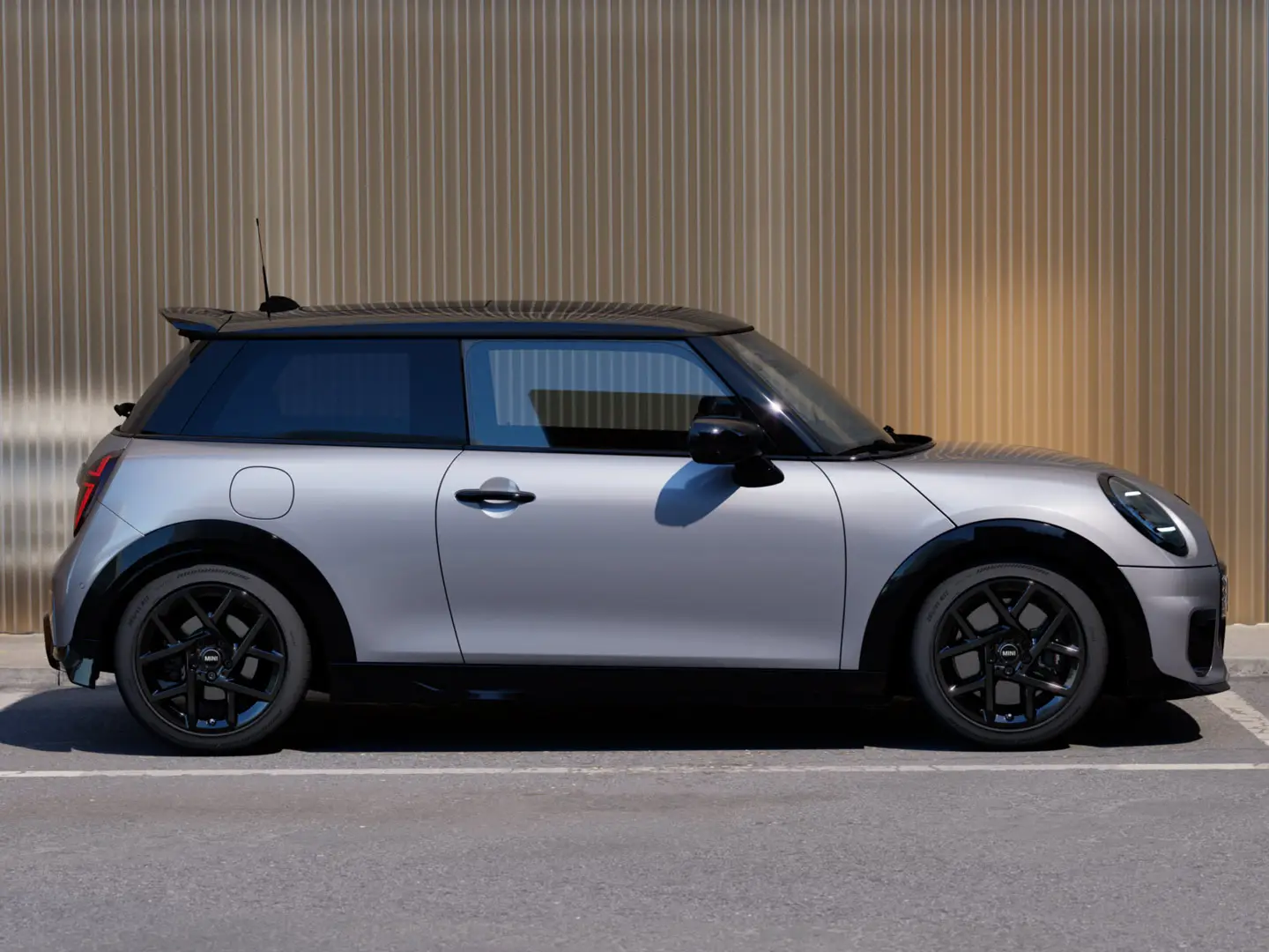MINI Cooper 3-Türer in Melting Silver – Seitenansicht.