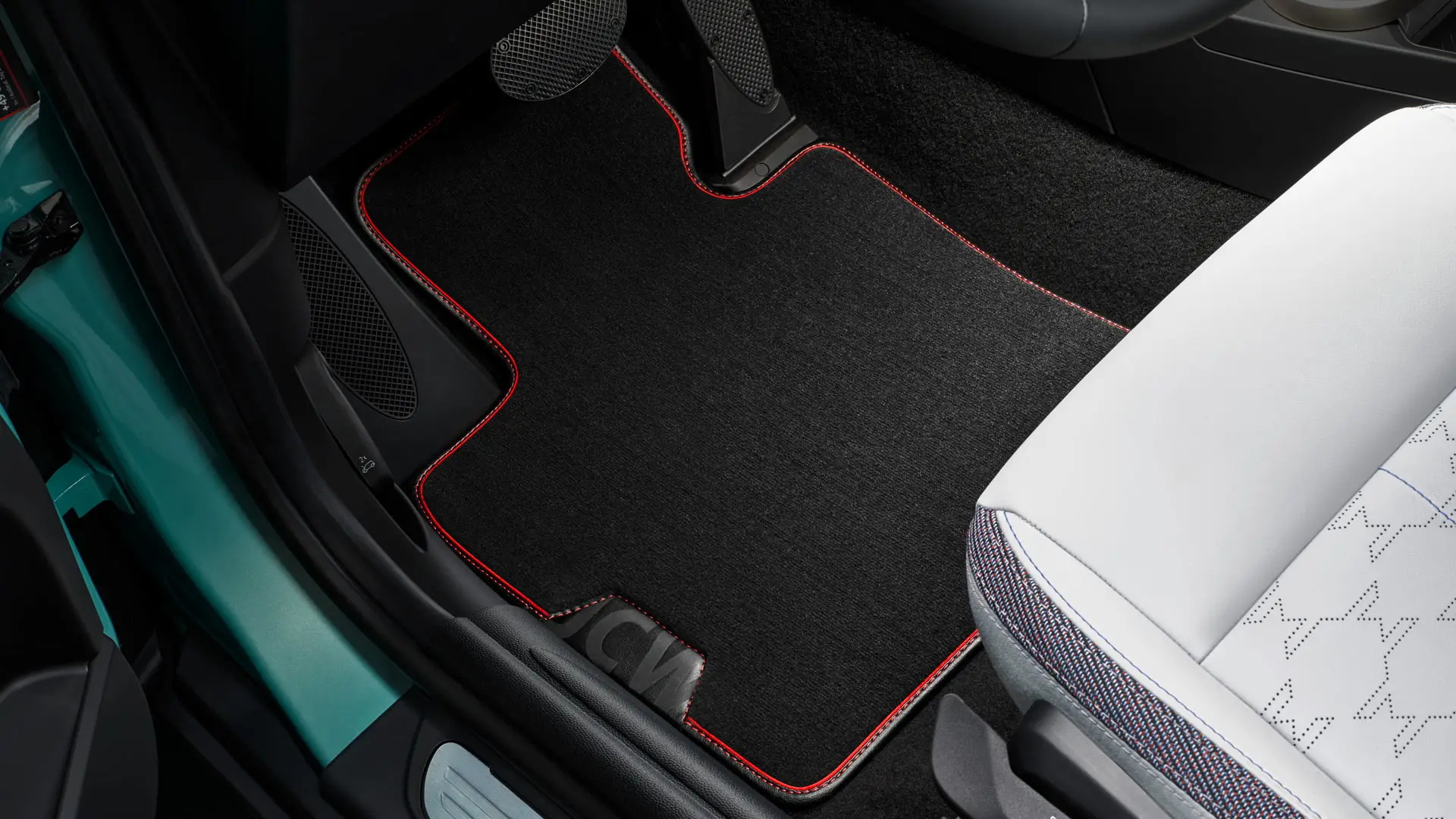 MINI John Cooper Works Textilfußmatte im Fußraum. 