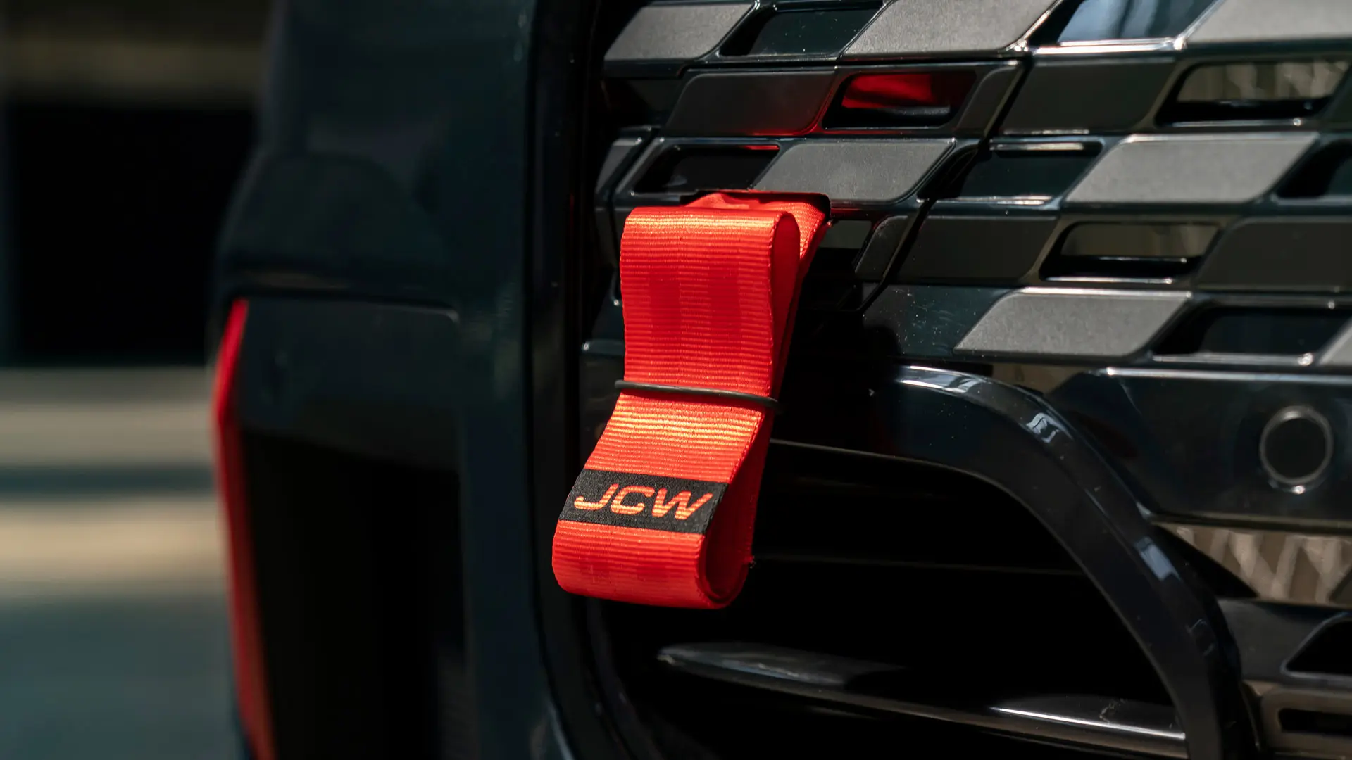 Das rote MINI John Cooper Works Abschleppband mit schwarzem JCW Logo hat eine Schaftlänge von 90 mm.