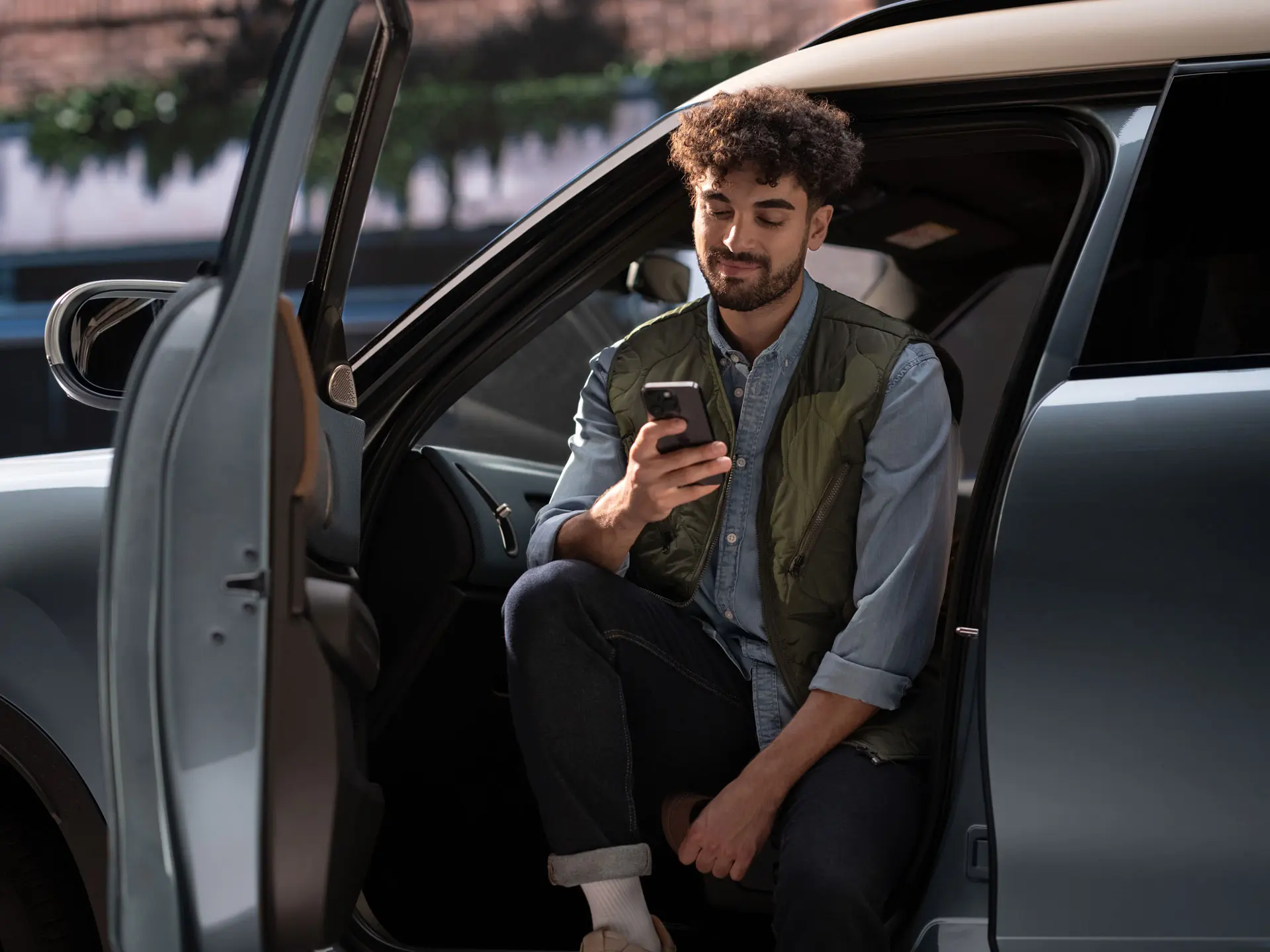 Ein Mann bucht einen Servicetermin über sein Mobiltelefon.