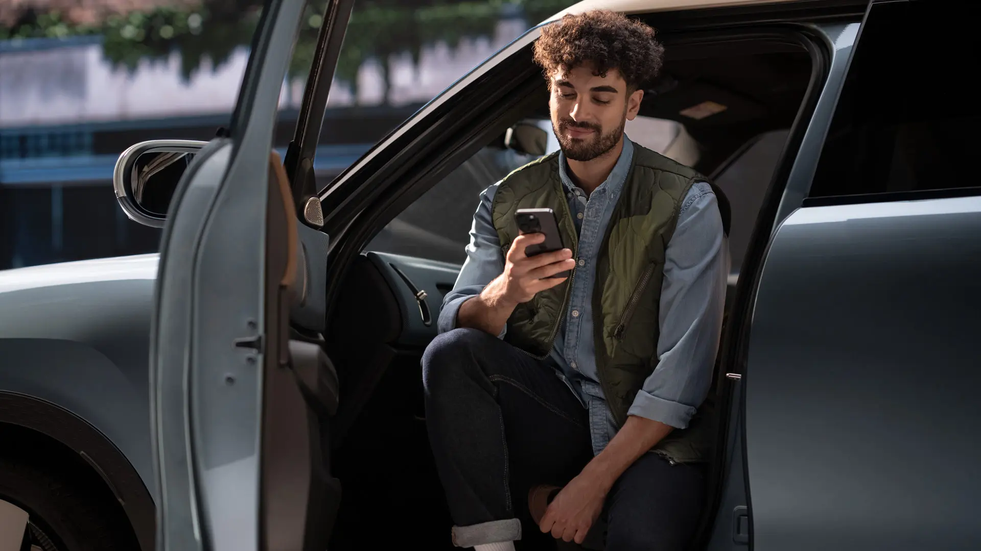 Ein Mann bucht einen Servicetermin über sein Mobiltelefon.