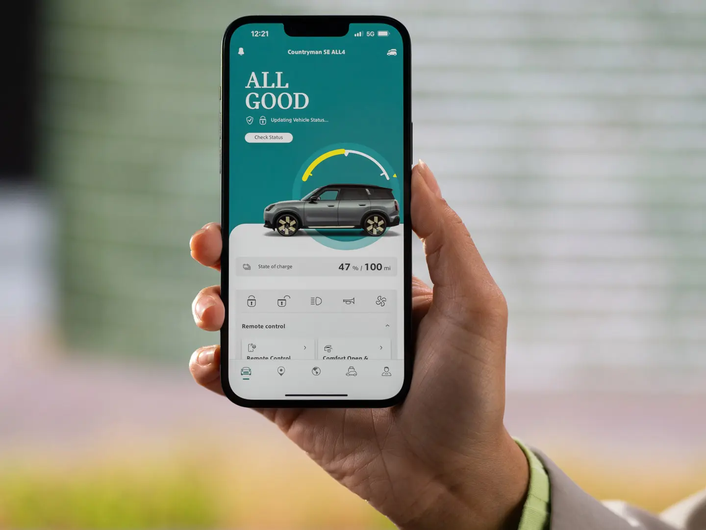 Remote Services in der MINI App zeigen den aktuellen Ladestand und die geschätzte verbleibende Reichweite an. 