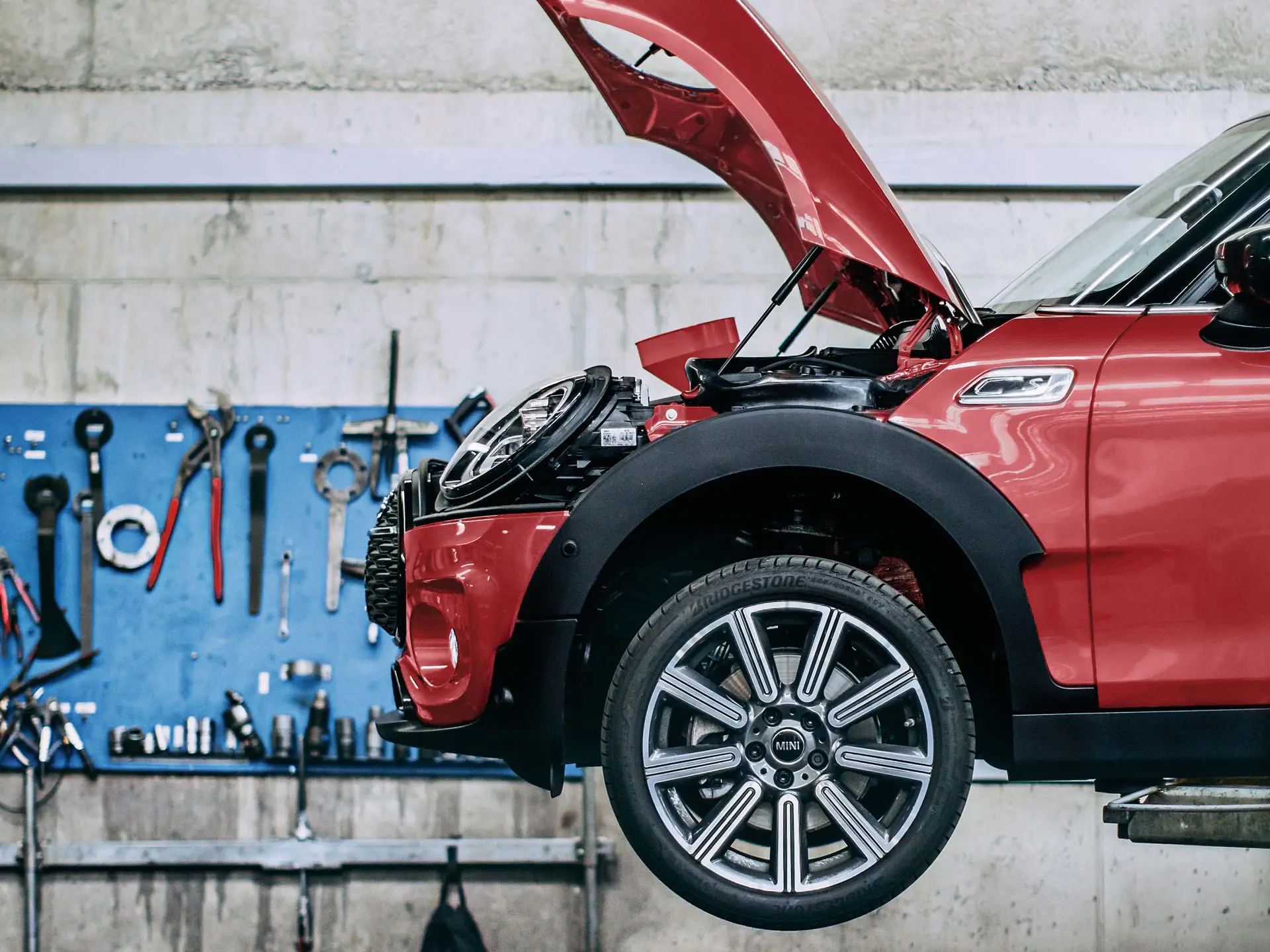 MINI auf der Hebebühne