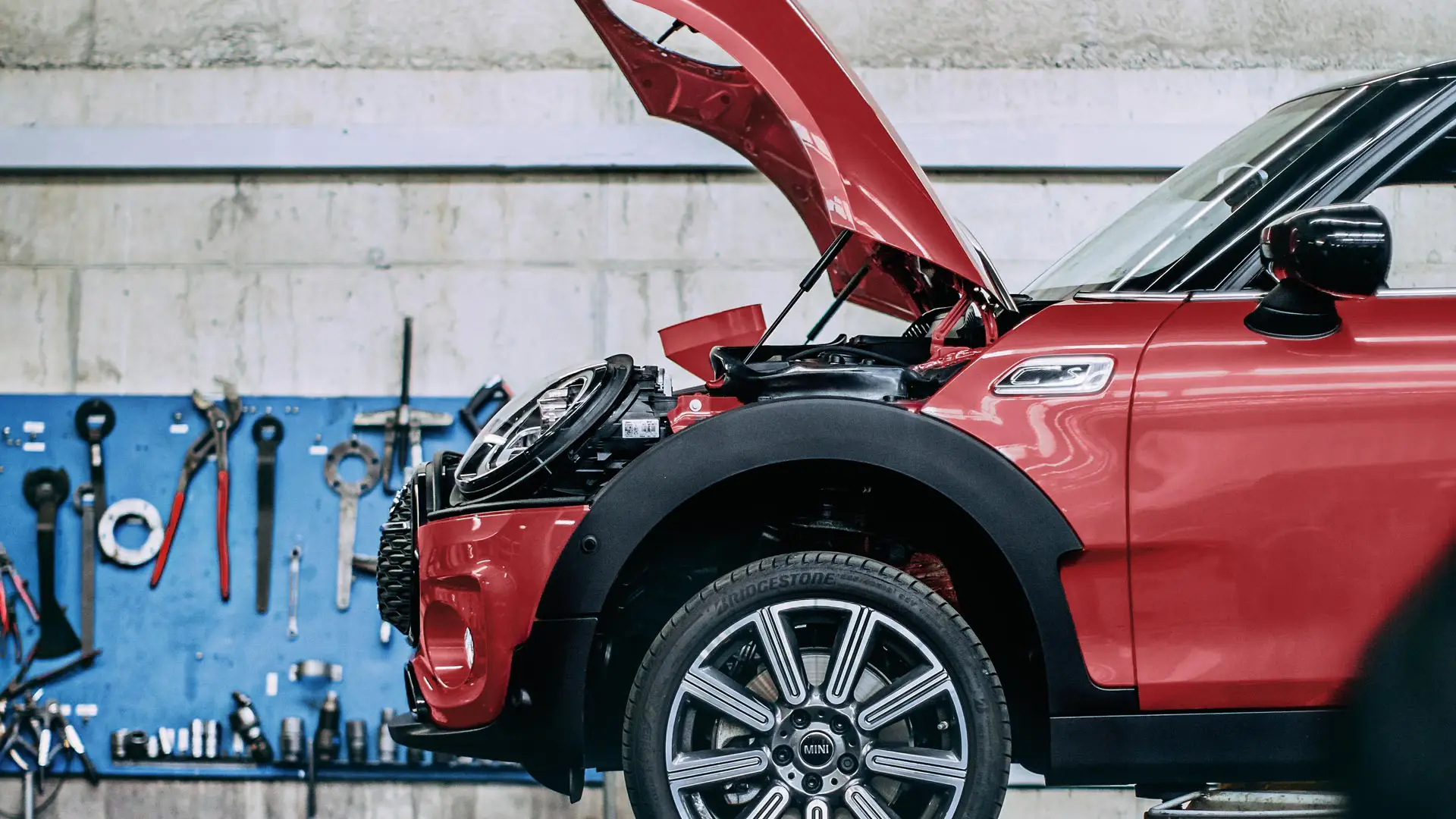 MINI auf der Hebebühne