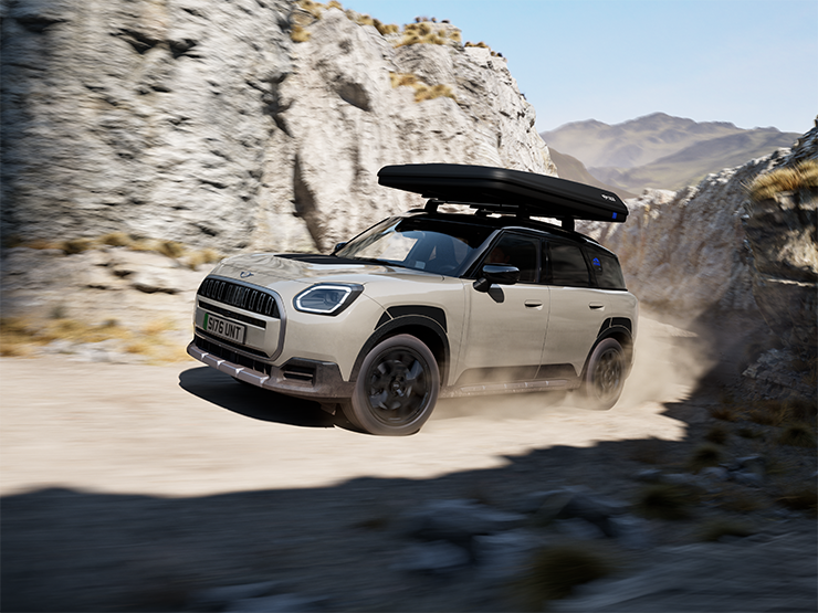 Frontansicht des MINI Countryman Untamed Edition im Fahrbetrieb.