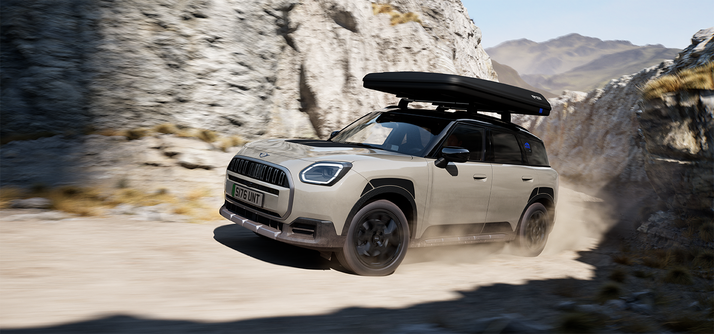 Frontansicht des MINI Countryman Untamed Edition im Fahrbetrieb.
