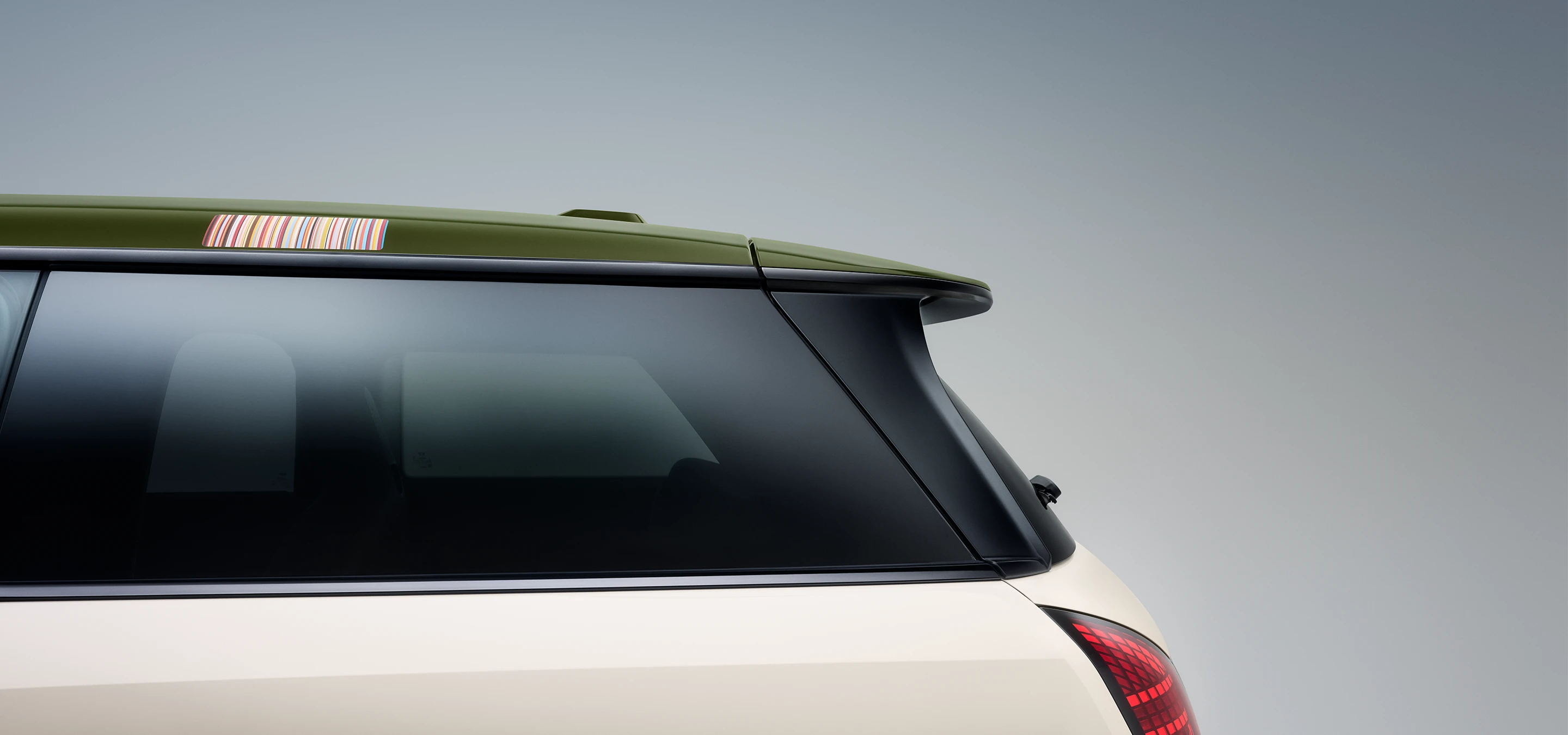 Seitliche Nahaufnahme des MINI Paul Smith mit Dach in Kontrastfarbe in Nottingham Green