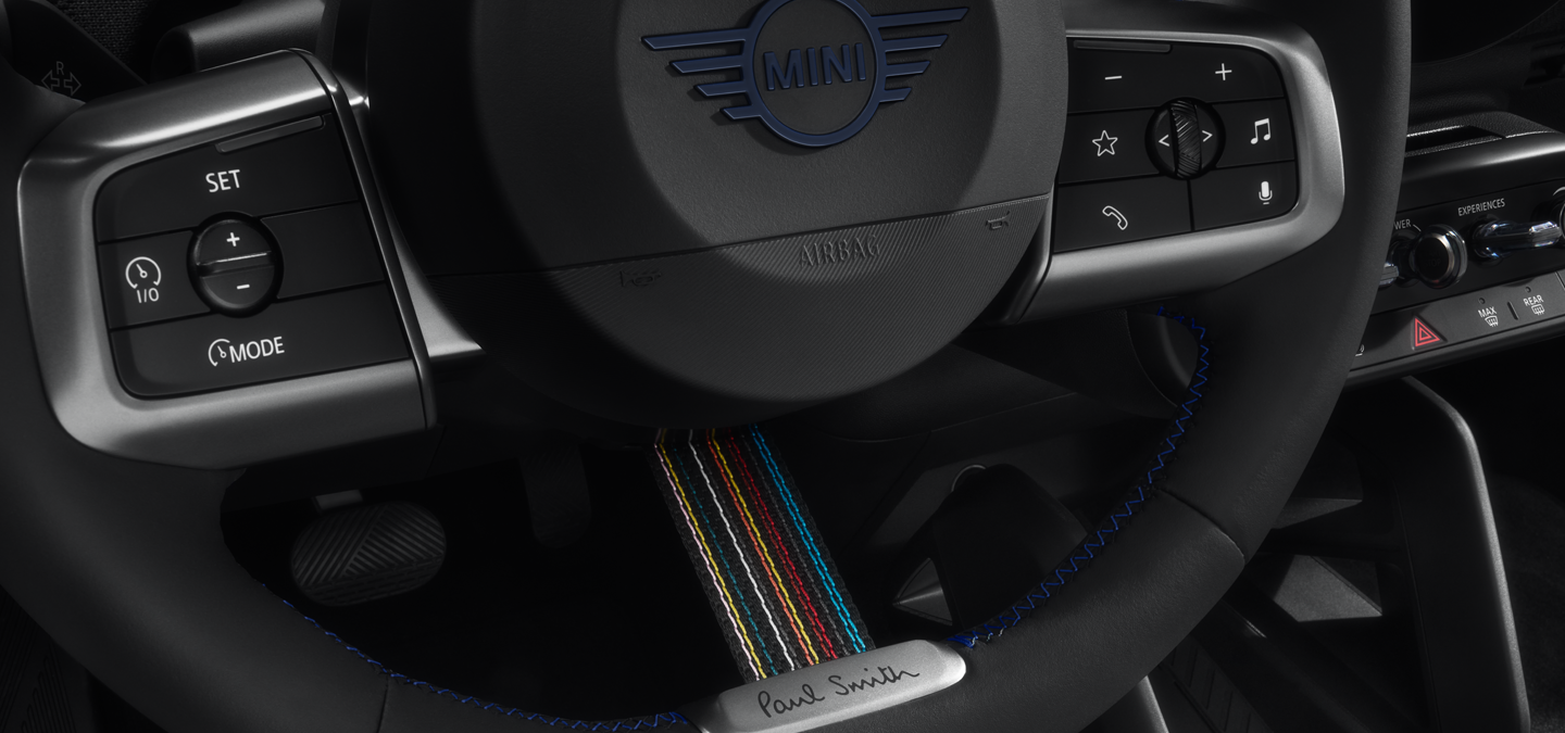 Nahaufnahme des Lenkrads des MINI Paul Smith Edition, um die einzigartigen Features zu zeigen