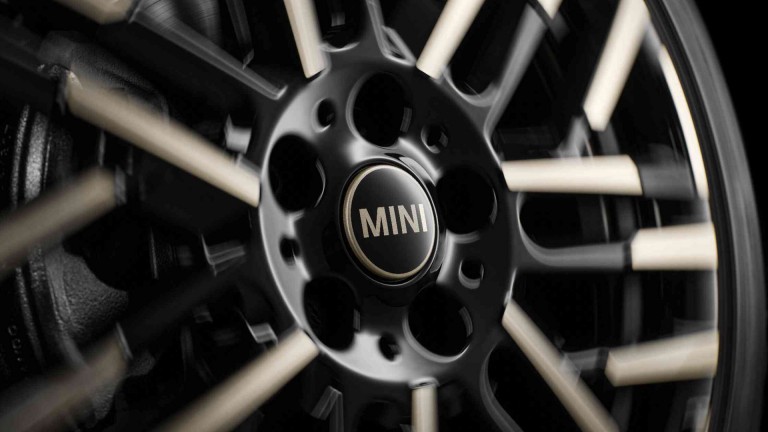 MINI John Cooper Works – feststehende Nabenabdeckung – rot und schwarz