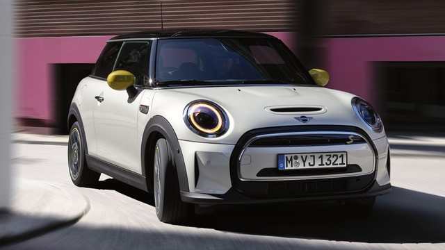MINI Cooper SE fährt um eine Kurve, Frontansicht