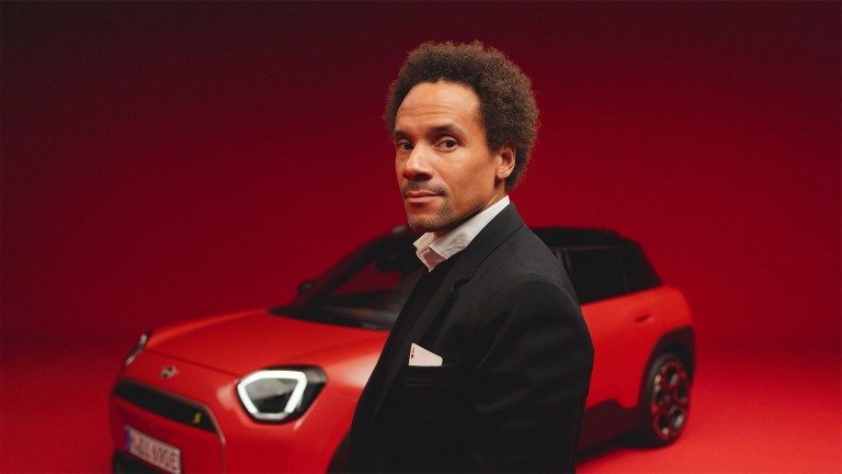 Oliver Heilmer, Head of MINI Design feilt an den Konturen des ersten vollelektrischen MINI Aceman während des Design-Prozesses.