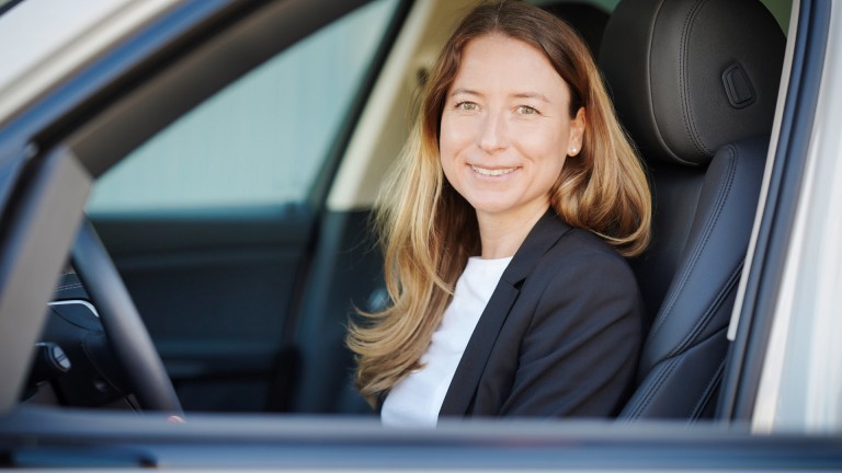  Stephanie Danners, Leiterin Befähigung Elektromobilität der BMW Group im deutschen Markt, beantwortet im Großkunden-Podcast wichtige Fragen, die sicher auch Sie sich vor dem Umstieg auf das Elektroauto stellen.