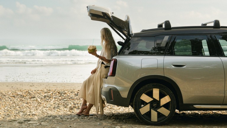 Urlaubsstimmung mit dem MINI Countryman. Erleben Sie den neuen MINI Countryman am Strand ihres Traumdomizils.