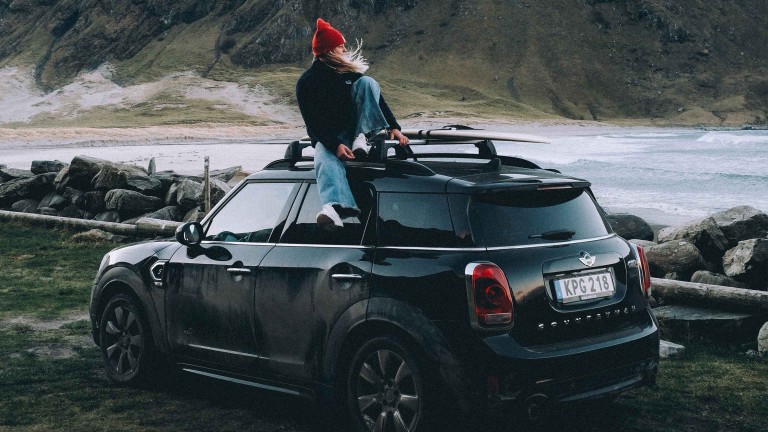 Foto: MINI Cooper SE, Klapp-Tisch im Fond als original MINI Zubehör.  (vergrößert)