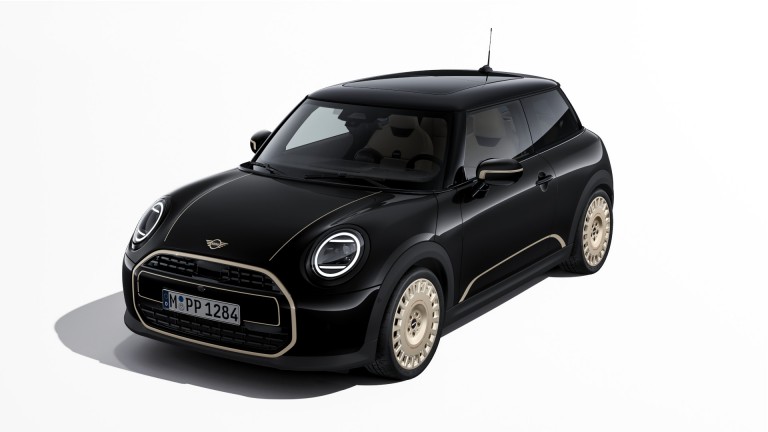 MINI Cooper in midnight black mit Favoured Folierung in Vibrant Silver.