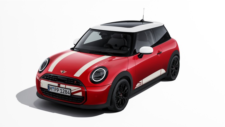 MINI Cooper in chilli red mit Heritage Folierung in weiß.