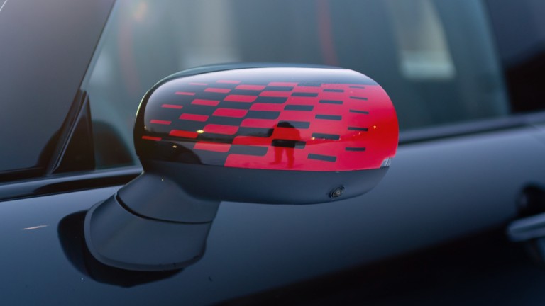 MINI John Cooper Works mit JCW Außenspiegelkappen in chilli red.