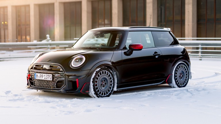 MINI John Cooper Works mit JCW Außenspiegelkappen in chilli red.