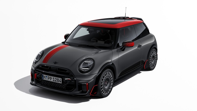 MINI Cooper in legend grey mit JCW Folierung in chili red.