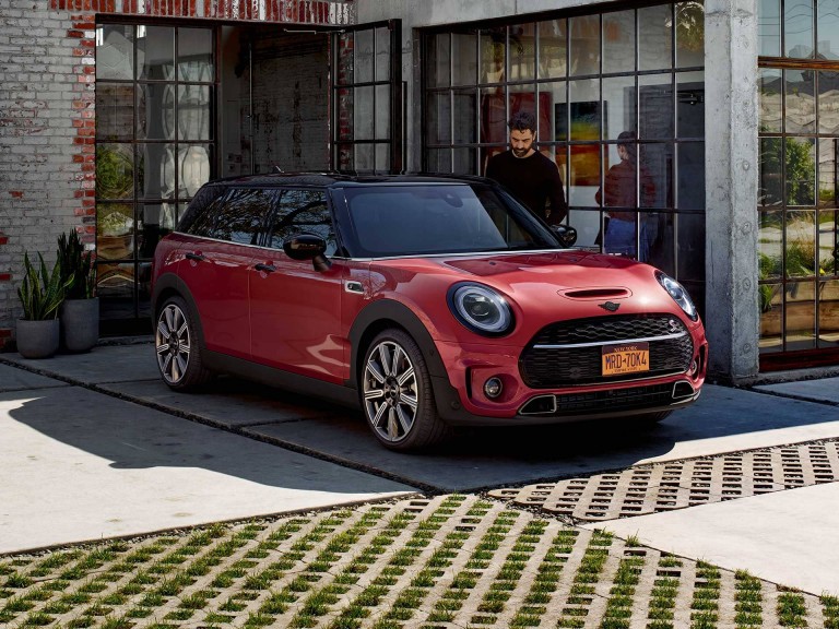 MINI Clubman – rot und schwarz – sechs Türen