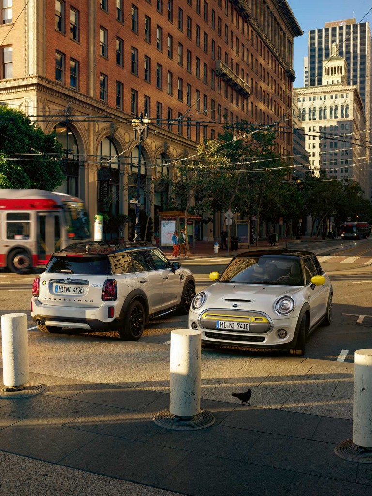 MINI Electric Range – weiß und schwarz – Frontansicht MINI Electric Range – weiß und schwarz – Frontansicht