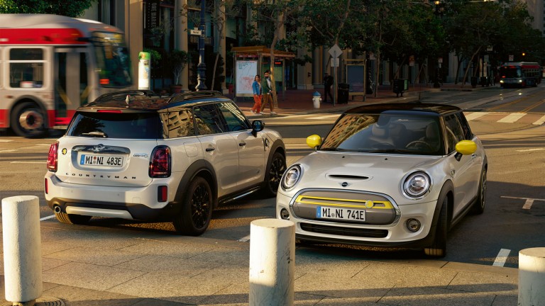 MINI Electric Range – weiß und schwarz – Frontansicht MINI Electric Range – weiß und schwarz – Frontansicht