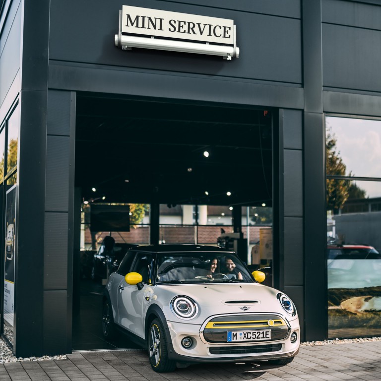 MINI 5-Türer - orange - Heckansicht, offene Tür